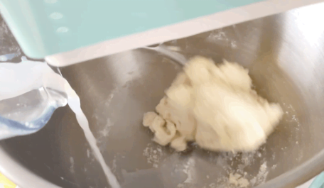 大人小孩都愛吃的軟綿拉絲椰蓉面包,心形造型,簡單易做